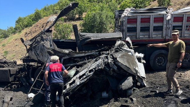 Bingöl'de devrilen tırın sürücüsü öldü