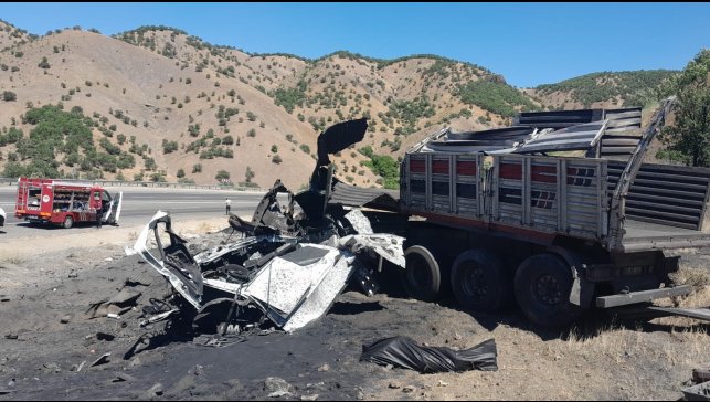 Bingöl'de demir tozu taşıyan tır devrildi: 1 ölü