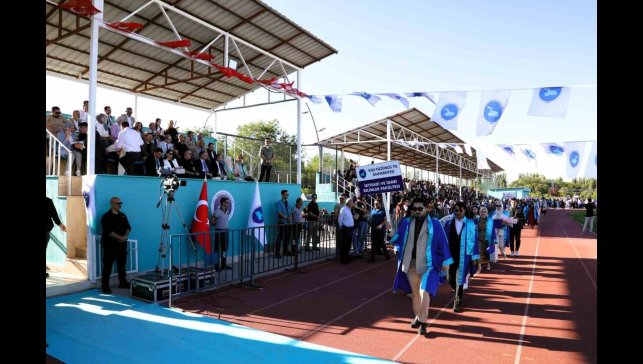 Van YYÜ'de mezuniyet coşkusu