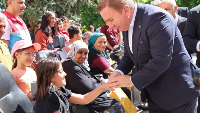 Erzincan'da 24 engelliye akülü araç desteği