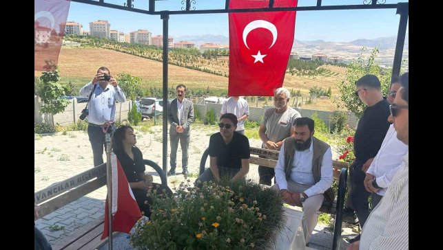 Kaymakam Dilekli'den duygusal veda: Şehit Yusuf Ataş'ın mezarı başında helallik aldı
