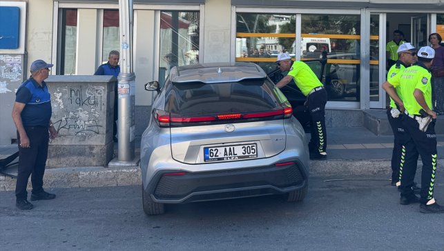 Tunceli'de banka şubesi önünde oturan güvenlik görevlisine otomobil çarptı