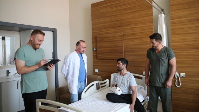 Av tüfeğinin ateş almasıyla parçalanan eli, vücudundan alınan parçalarla birleştirildi