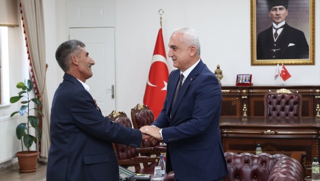 Muş Valisi Çakır, sınavdan çıkan kızını çiçekle karşılayan baba ve ailesiyle görüştü