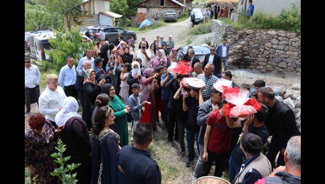 Köyde geleneksel düğün coşkusu