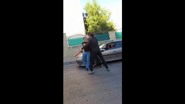 Elazığ'da baltalı-sopalı yol verme kavgası kamerada