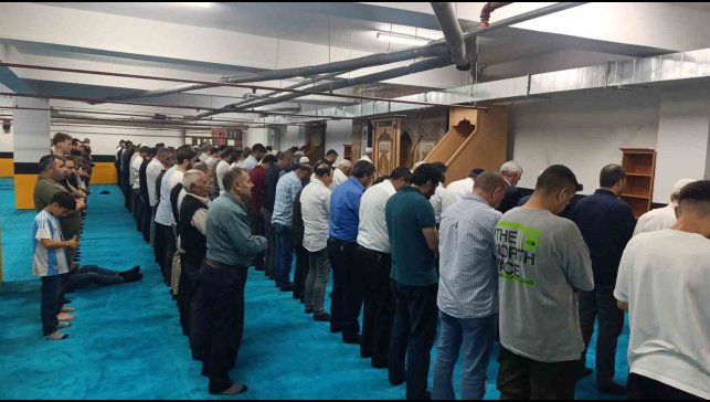 Van'da Hazreti Ömer Camii yeniden yapılıyor: Otopark alanı geçici mescit oldu