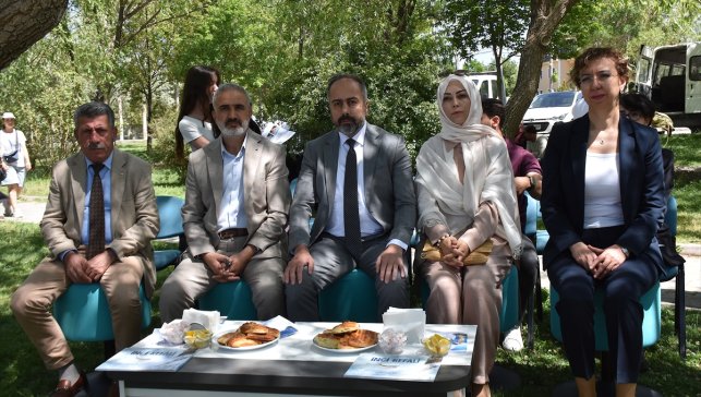 Van'da YÖK'ün "Bilim Kafe" etkinliğinde kent sakinlerine inci kefalinin eşsiz yolculuğu anlatıldı
