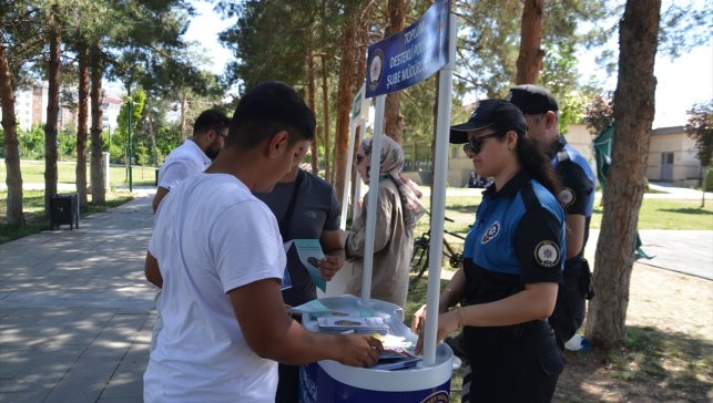 Muş'ta kurulan stantta vatandaşlar bağımlılıkla mücadele konusunda bilgilendirildi