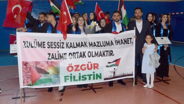 Kars'ta üniversite öğrencileri mezuniyet törenine Türkiye ve Filistin bayraklarıyla geldi