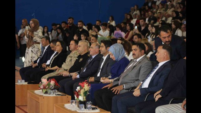 Sarıkamış Meslek Yüksekokulu'da mezuniyet coşkusu