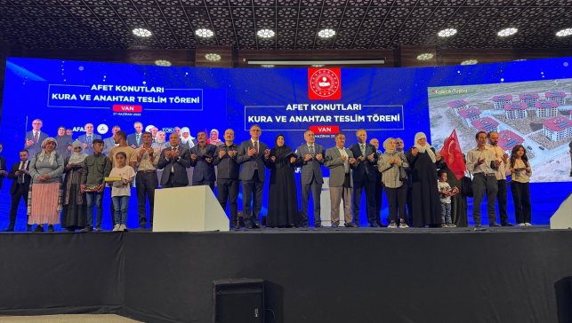 Bakan Yerlikaya, Van'da Afet Konutları Kura Çekimi ve Anahtar Teslim Töreni'nde konuştu: