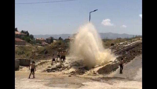 Yüksekova'da patlayan su hattı çocukların serinleme durağı oldu