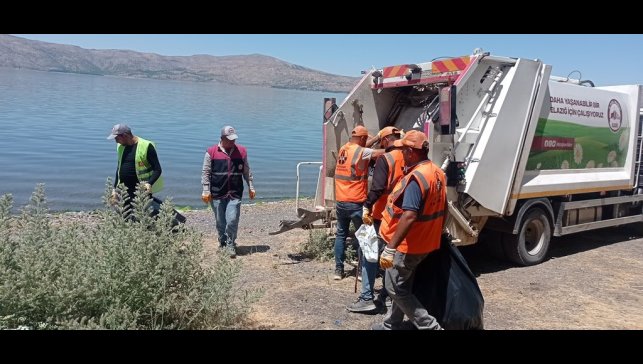 Hazar gölü etrafında 40 ton çöp toplandı