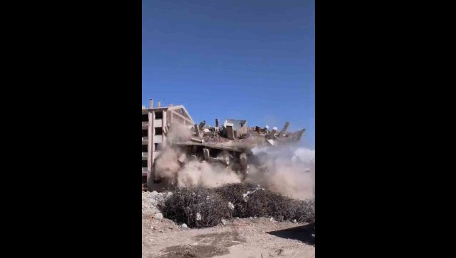 Elazığ'da ağır hasarlı bina tek dokunuşta yerle bir oldu