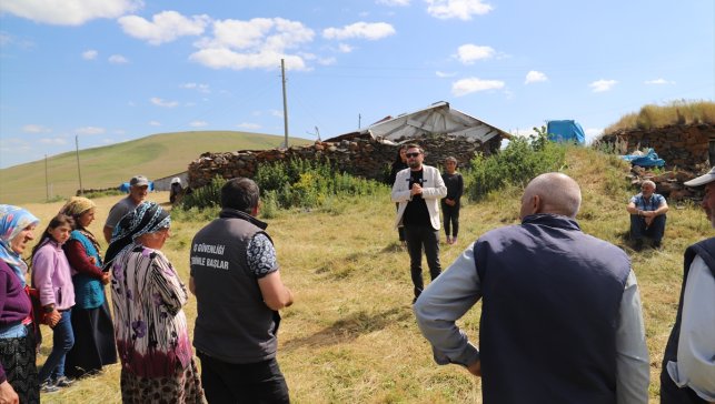 Ardahan'daki "Bilim Kafe" etkinliğinde 2 bin rakımlı yaylada buzağıların ölüm nedenleri anlatıldı