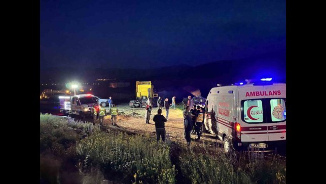 Çıldır'da trafik kazası: 2 ölü, 1 yaralı