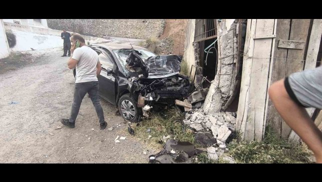 Bitlis'te otomobil duvara çarptı: 2 ölü, 2 yaralı