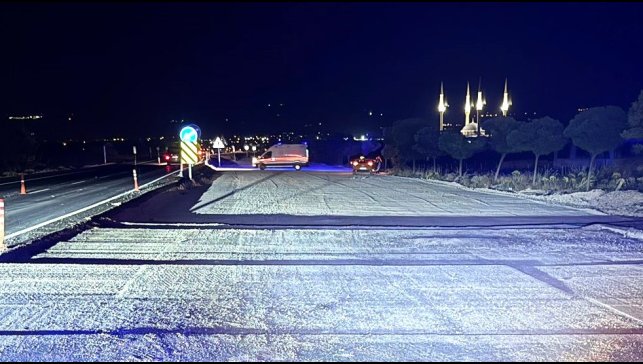 Otomobil yol çalışması alanına düştü, 1 yaralı