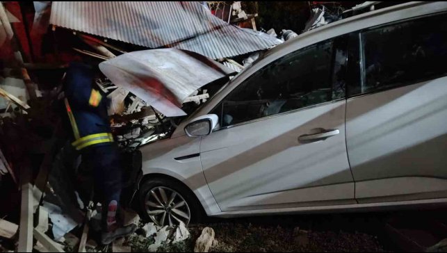 Van'da otomobil duvara çarptı: 1 yaralı