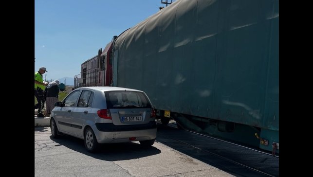 Van'da tren hemzemin geçitte otomobile çarptı: 1 hafif yaralı