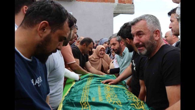 Göçük altına kalarak hayatını kaybeden 3 işçi gözyaşları arasında toprağa veriliyor