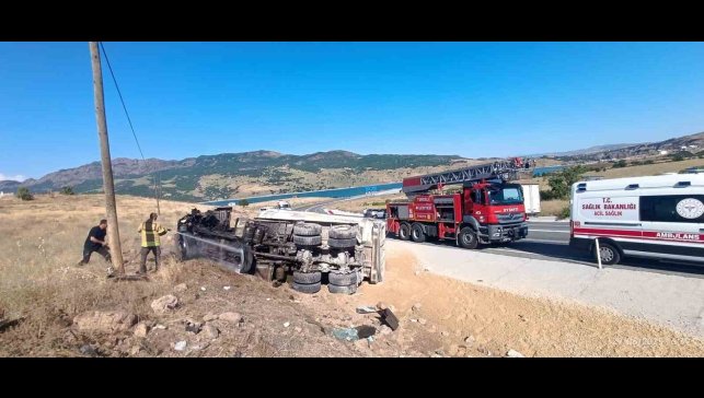 Tunceli'de kamyon devrildi, sürücü araçtan fırladı