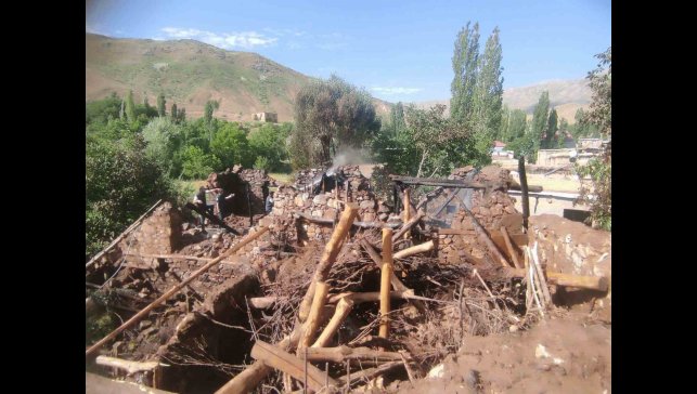 Bitlis'te çıkan yangın korkuya neden oldu
