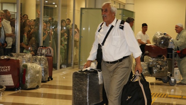 Kutsal topraklardan Ağrı'ya dönen hacılar alkışlar ve çiçeklerle karşılandı