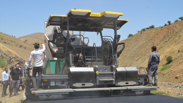 Muş'ta Yarkaya köyü ve 5 mezrasının yolu sıcak asfaltla kaplandı