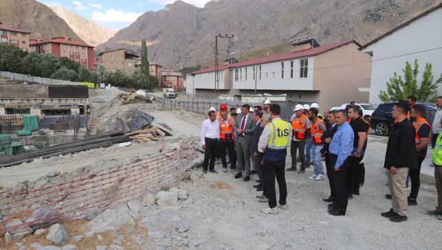 Hakkari Valisi Çelik, sismik izolatörlü hastanenin inşaatını inceledi