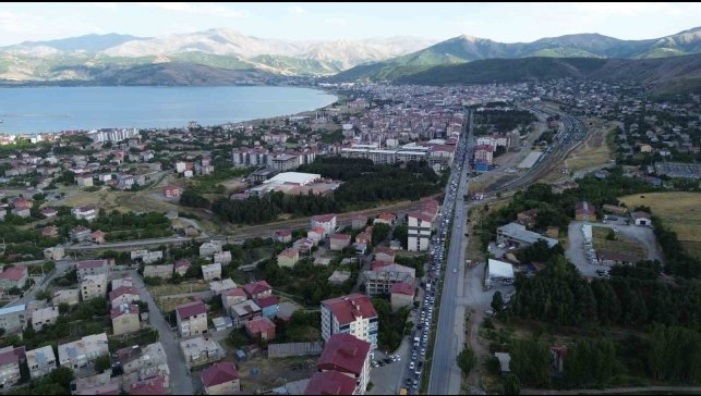 Tatvan'da kilometrelerce araç kuyruğu oluştu