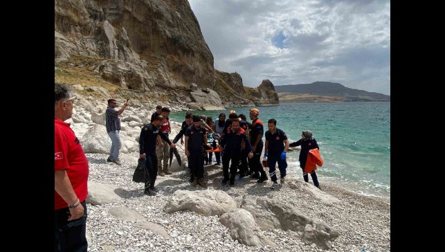 Van Gölü'ne giren 14 yaşındaki çocuk akıntıya kapılarak boğuldu