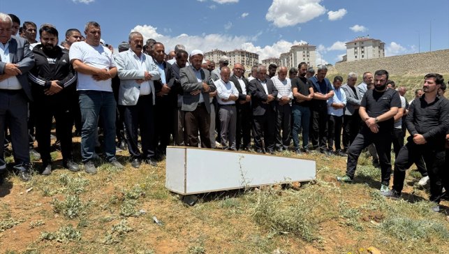 Van'daki silahlı saldırıda hayatını kaybeden babanın cenazesi Hakkari'de defnedildi