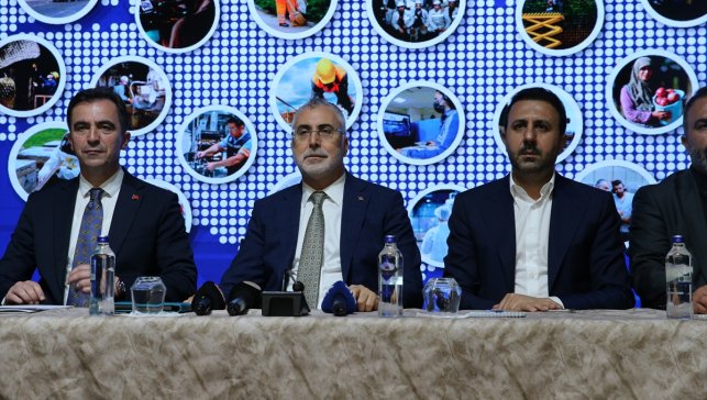 Bakan Işıkhan, Bitlis'te "Türkiye Yüzyılı'nda Çalışma Hayatı Buluşmaları" programında konuştu: