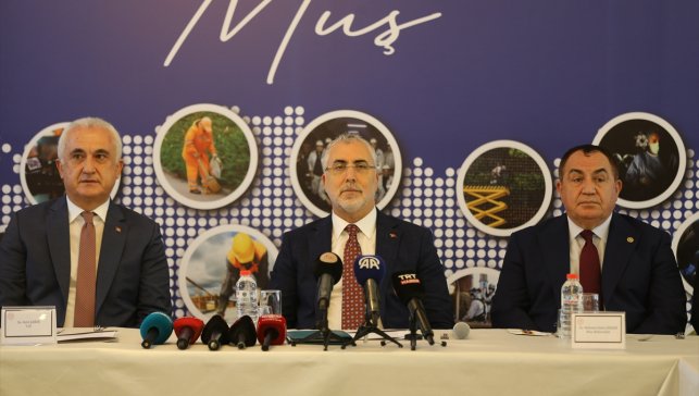 Bakan Işıkhan, Muş'ta "Türkiye Yüzyılı'nda Çalışma Hayatı Buluşmaları" programında konuştu: