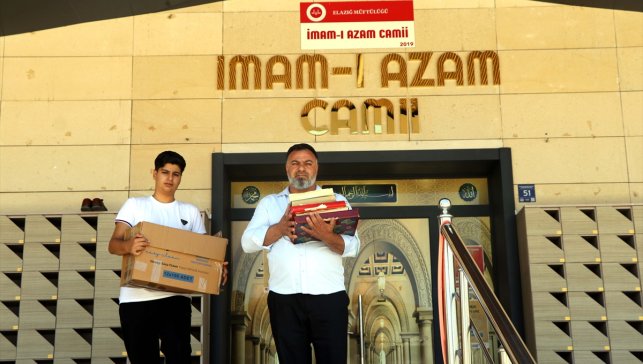 Şehit babası oğlunun hayrına, yıpranan Kur'an-ı Kerimlerin onarımını sağlıyor