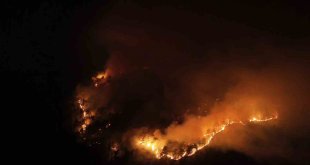 Karabük'te geceyi aydınlatan orman yangını böyle görüntülendi