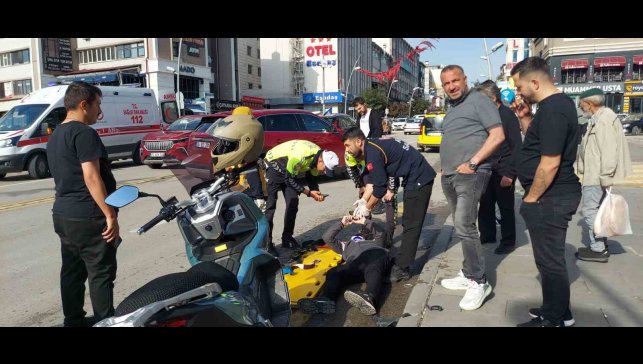 Motosiklet sürücüsü yola savruldu, cep telefonuyla iletişimini kesmedi