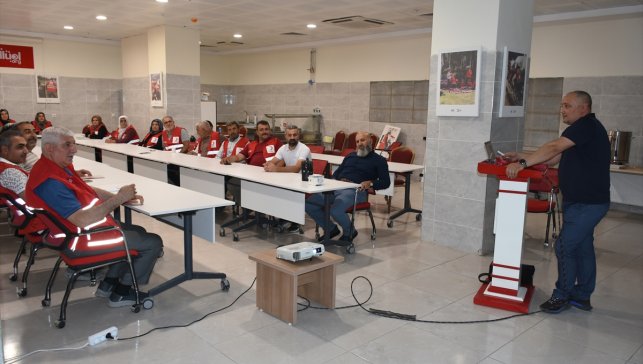 Türk Kızılay Malatya'da depremzede çiftçilere çilek bahçesi kuracak