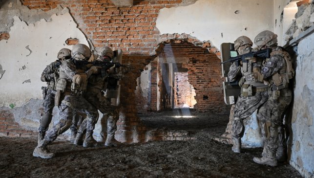 Özel harekat polisleri, zorlu tatbikat ve eğitimlerle göreve hazırlanıyor