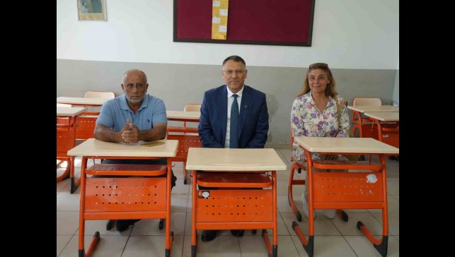 Rektör, 50 yıl sonra ilkokul öğretmeni ile ilk harfleri öğrendiği sıralara geri döndü