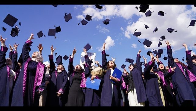 Erzurum Teknik Üniversitesi 2024-2025 akademik yılı mezuniyet töreni kurumsal bir coşku ile gerçekleştirildi