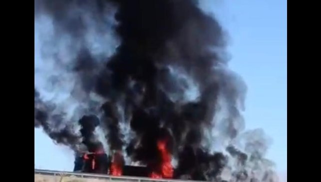 Malatya'da bariyerlere çarpan tır alev aldı