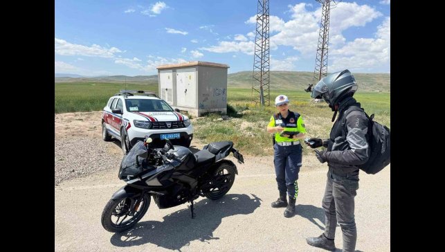 Ağrı'da jandarma trafik denetiminde 89 sürücüye ceza uyguladı