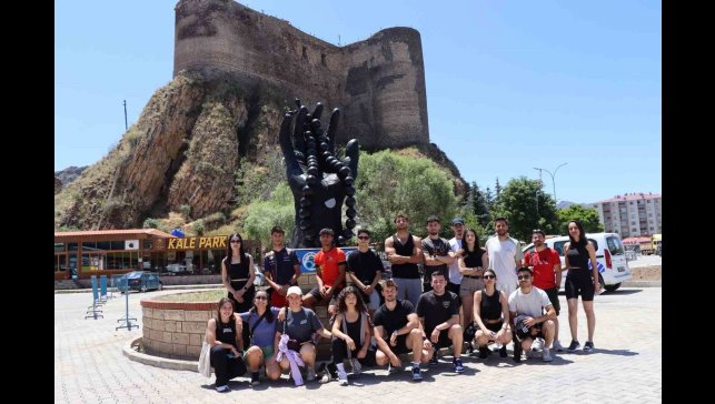 Dünyanın dört bir tarafından gençler Erzurum'da buluşuyor