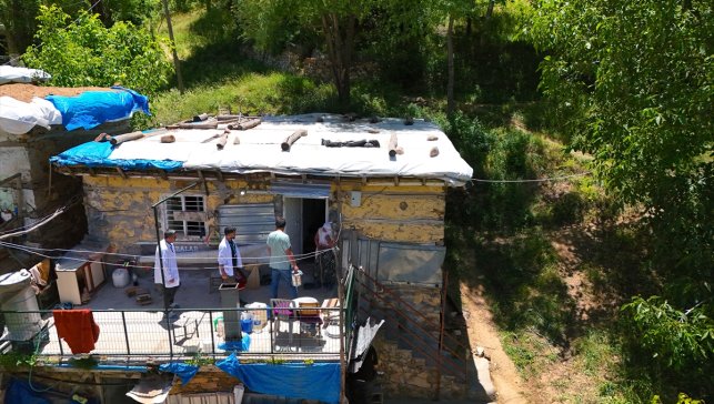 Yüksek rakımlı yerleşim yerlerindeki yaşlı ve yatalak hastalara hizmet için dağları aşıyorlar