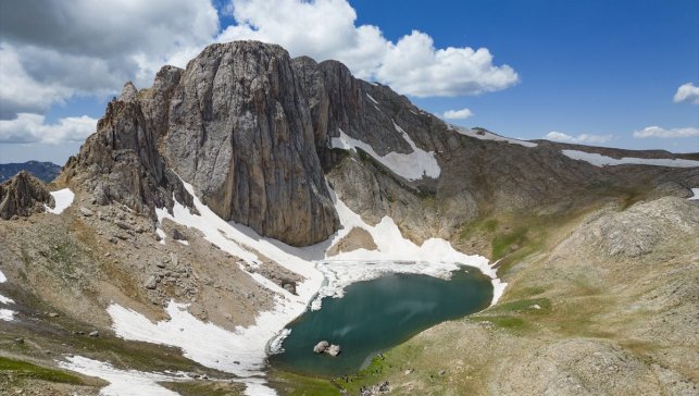 Tunceli dağlarının zirvesindeki Buyer Gölü doğaseverlerin rotası oldu