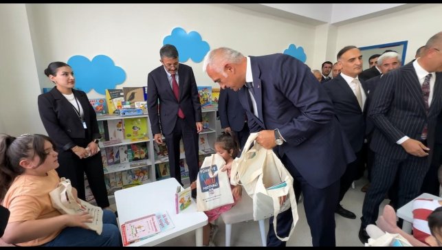 Bakan Ersoy İran sınırında kütüphane açılışını gerçekleştirdi