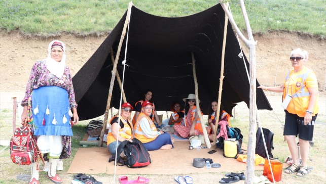 Ağrı'ya gelen kadınlar doğa harikası Balık Gölü'nü gezdi